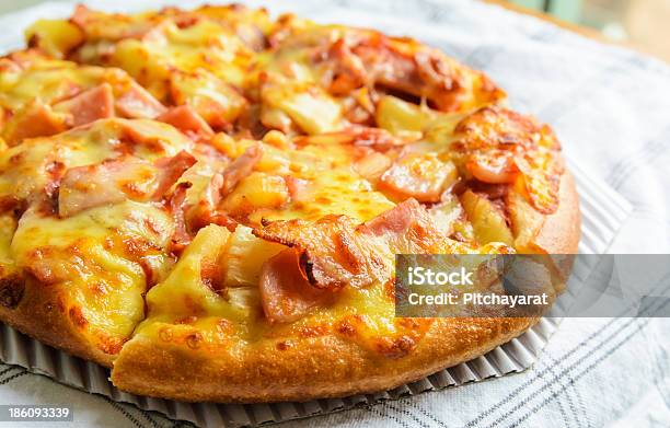 Deliciosa Pizza Com Bacon E Ananás - Fotografias de stock e mais imagens de Almoço - Almoço, Assado no Forno, Calor