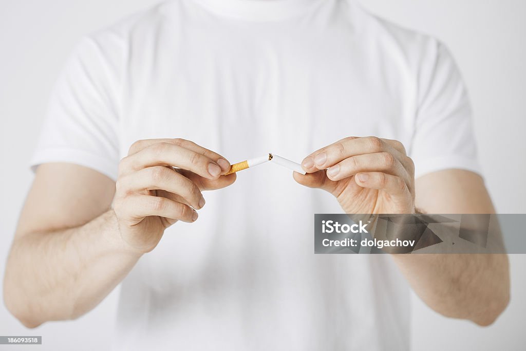 男性、タバコ、手の遮断 - Tシャツのロイヤリティフリーストックフォト