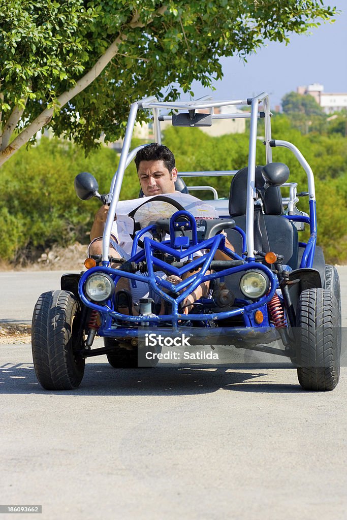 Homme avec carte se situe en buggy - Photo de Voiture de course libre de droits