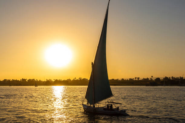 sailboat on nile at sunset - ancient egyptian culture egyptian culture sailing ship ancient imagens e fotografias de stock