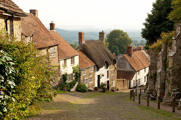 Houses on Gold Hill, Shaftesbury, Dorset, England Picturesque view of Gold Hill in Shaftesbury, which is in the county of Dorset, England. dorset england photos stock pictures, royalty-free photos & images