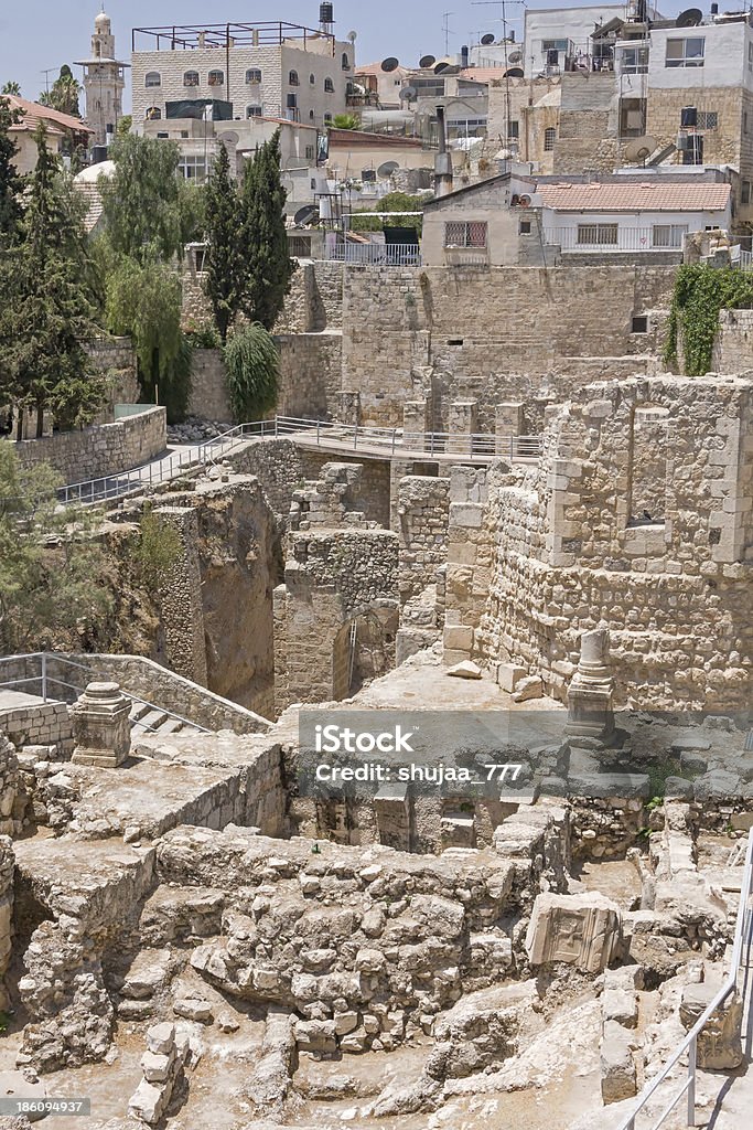 Antiguas ruinas de la piscina de Bethesda.  Casco antiguo de la ciudad, Jerusalén, Israel. - Foto de stock de Adoquinado libre de derechos
