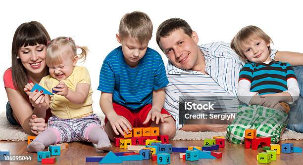 Familie Spaß Auf Dem Boden Stockfoto und mehr Bilder von Bauklotz - Bauklotz, Bildung, Bruder