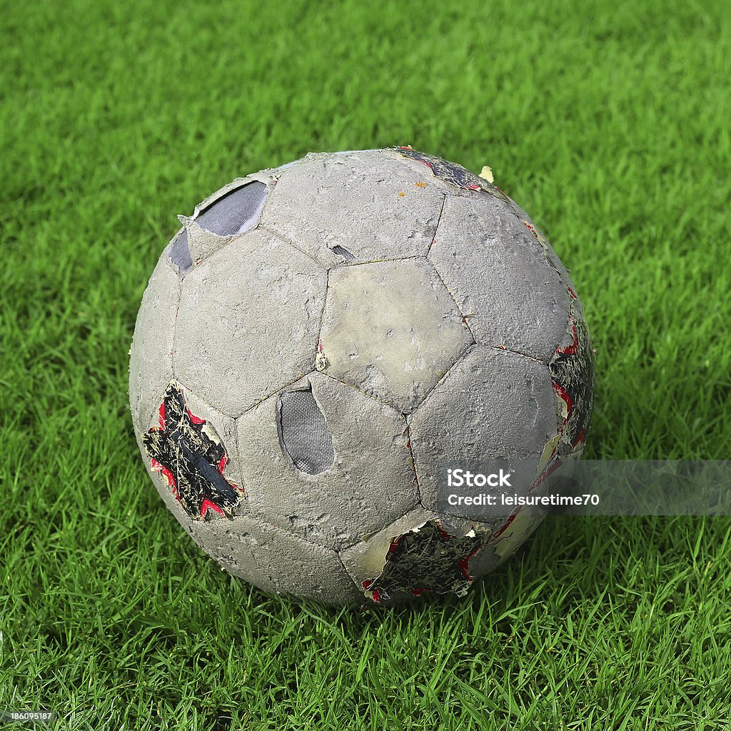 old de futebol no campo de futebol - Foto de stock de Bola royalty-free