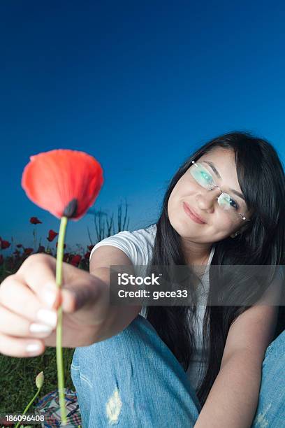 Joven Belleza En El Campo De Amapolas Foto de stock y más banco de imágenes de 20 a 29 años - 20 a 29 años, 20-24 años, Actividades recreativas