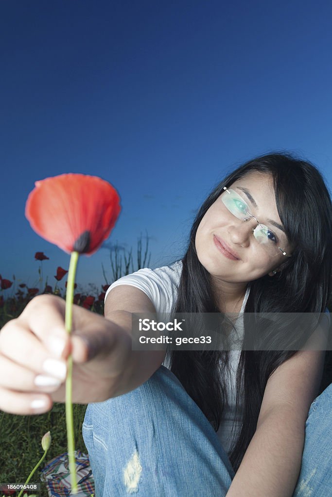 Giovane bellezza in campo di papaveri - Foto stock royalty-free di 20-24 anni