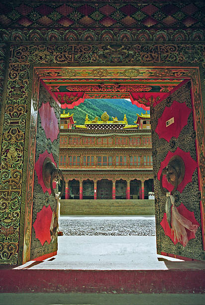 mosteiro de portão do tibete - iron asian culture buddhism buddha imagens e fotografias de stock