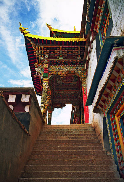 lindamente pintado, ornamental portão para um mosteiro tibetano - iron asian culture buddhism buddha - fotografias e filmes do acervo
