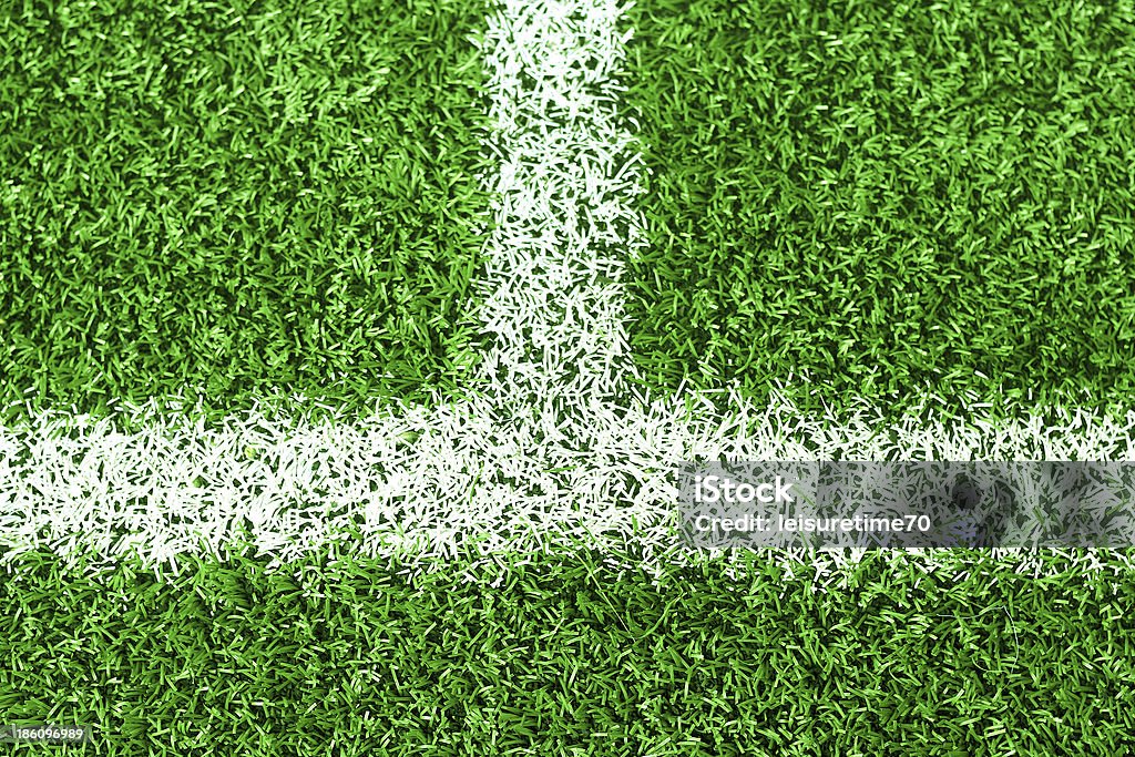 Striscia bianca sulla Verde campo da calcio - Foto stock royalty-free di Ambientazione esterna