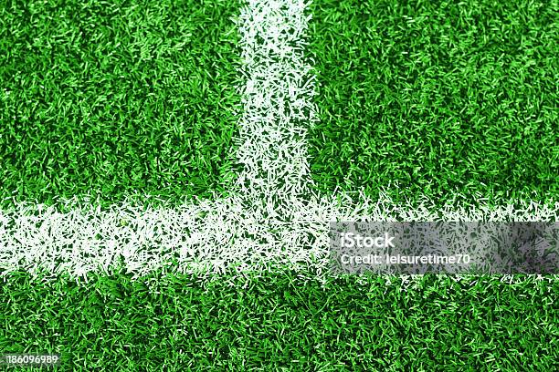 Striscia Bianca Sulla Verde Campo Da Calcio - Fotografie stock e altre immagini di Ambientazione esterna - Ambientazione esterna, Bandierina del corner, Calciare