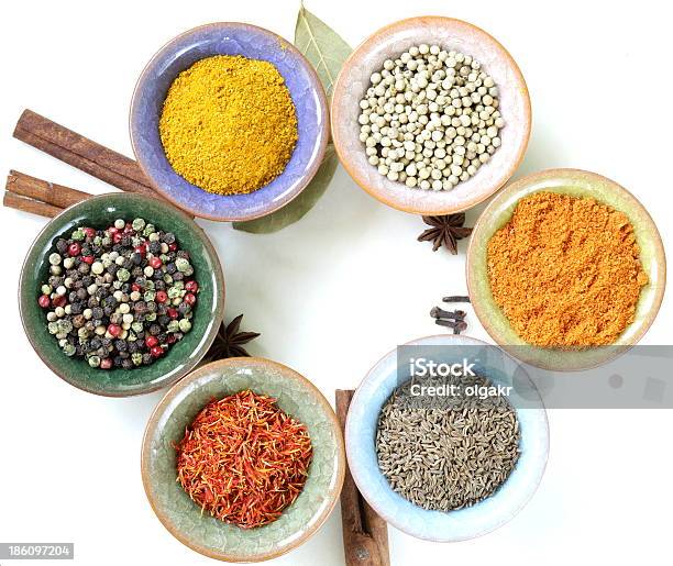 Diferentes Tipos De Especias En Cerámica Y Tazones Foto de stock y más banco de imágenes de Alimento - Alimento, Alimentos deshidratados, Amarillo - Color