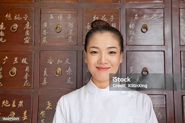 Photo libre de droit de Médecin En Face De La Médecine Traditionnelle Chinoise Placard banque d'images et plus d'images libres de droit de 35-39 ans