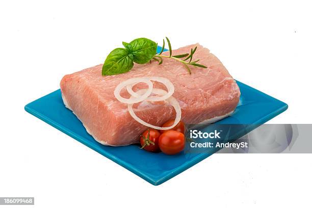 Raw Schweinefleisch Mit Zwiebeln Basilikum Und Rosmarin Stockfoto und mehr Bilder von Bildhintergrund