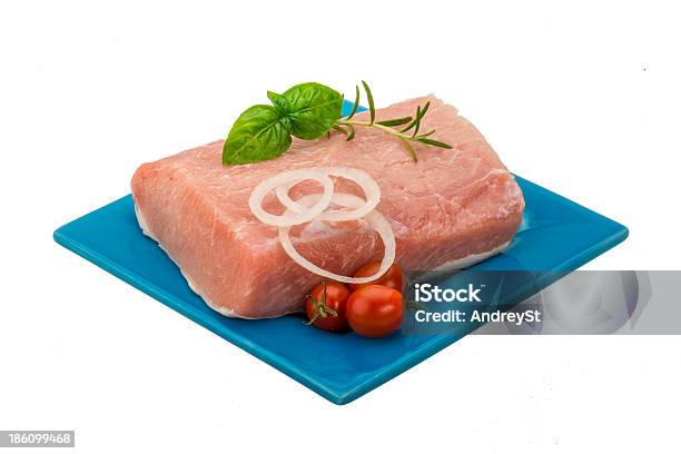 Foto de Raw Carne Suína Com Cebola Manjericão E Alecrim e mais fotos de stock de Bife - Bife, Carne, Carne de Porco