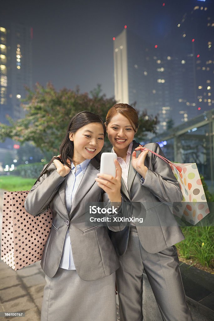 Jovem businesswomen tirando auto-retrato com telefone celular - Foto de stock de 20-24 Anos royalty-free