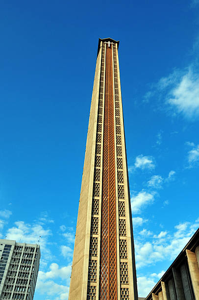 nairobi, quénia: belfry da catedral de católicos - religion christianity bell tower catholicism imagens e fotografias de stock