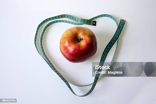 Meça O Comprimento E Apple - Fotografias de stock e mais imagens de Alimentação Saudável - Alimentação Saudável, Amarelo, Amor