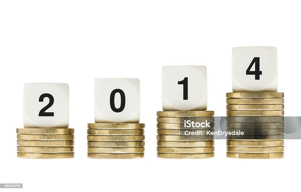 Ano 2014 com pilhas de moedas de ouro com fundo branco - Foto de stock de 2014 royalty-free