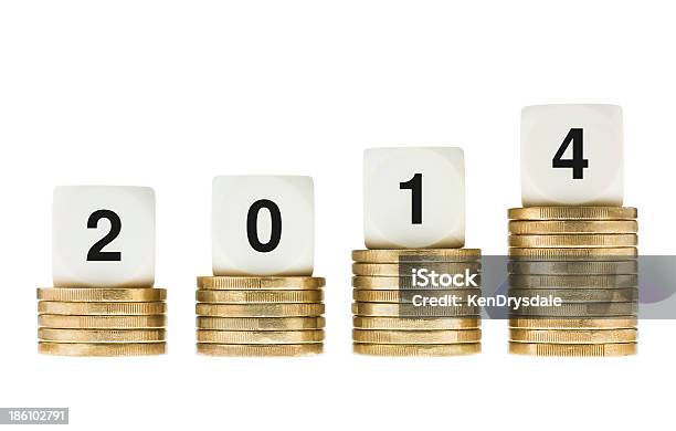 Foto de Ano 2014 Com Pilhas De Moedas De Ouro Com Fundo Branco e mais fotos de stock de 2014