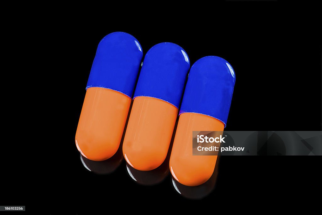 Таблетки на черном фоне - Стоковые фото Антибиотик роялти-фри
