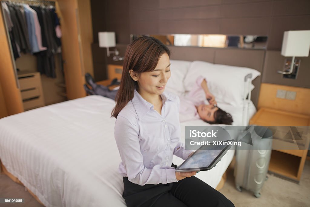 couple d'affaires dans la chambre d'hôtel - Photo de Chambre d'hôtel libre de droits