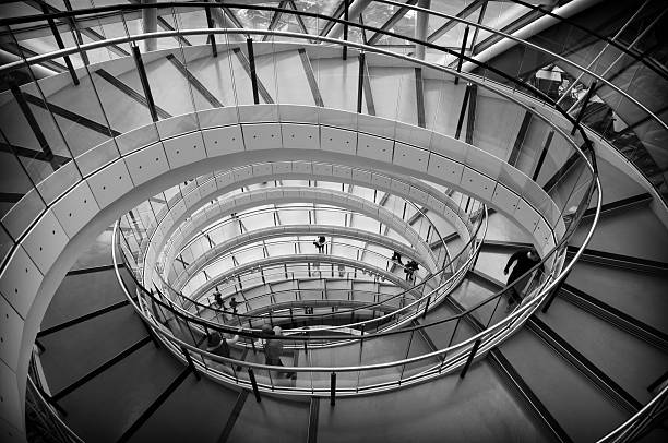 espiral descendente - spiral staircase town hall london england staircase fotografías e imágenes de stock