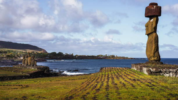 sunset at the statues of ahu tahai at easter island (rapa nui/ isla de pascua), chile - ahu tahai imagens e fotografias de stock