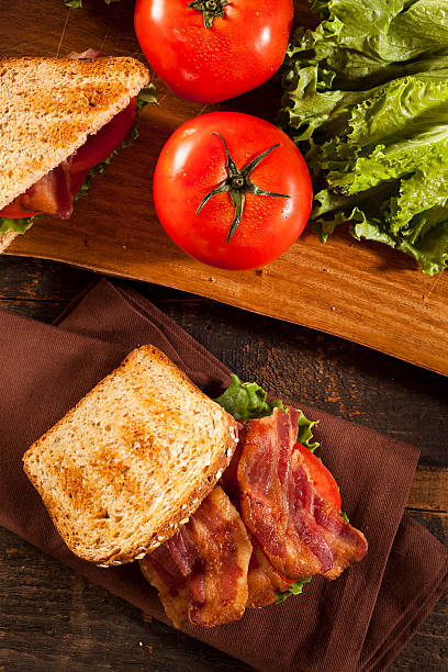 sándwiches casero fresco sándwich - sandwich delicatessen bacon lettuce and tomato mayonnaise fotografías e imágenes de stock