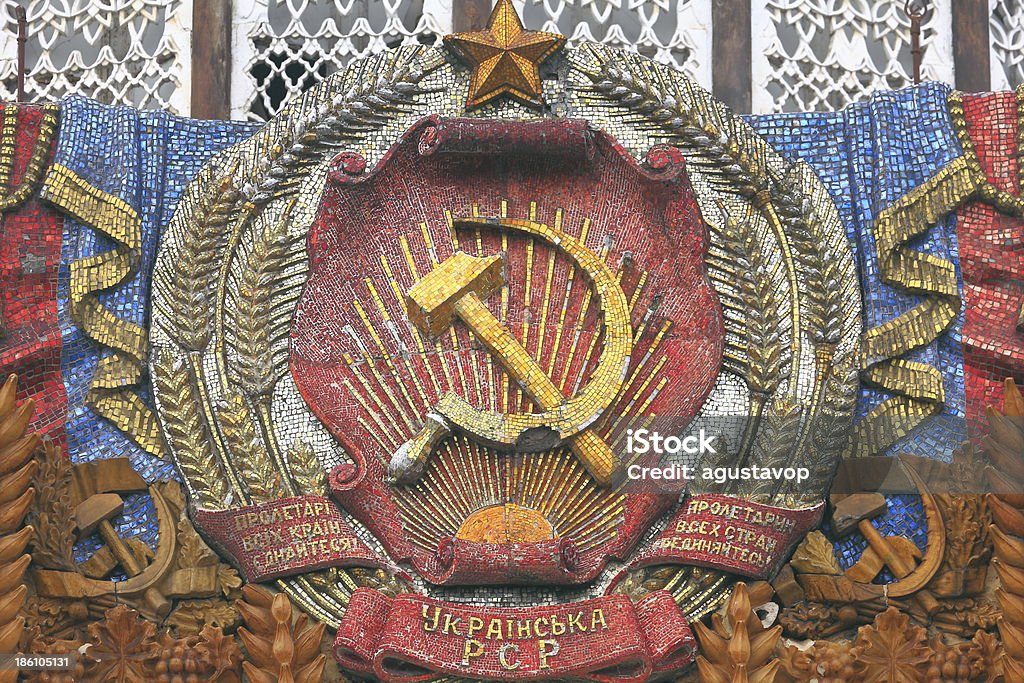 Martelo e foice símbolo Soviética em VDNKh-Moscou, Rússia - Foto de stock de Moscou royalty-free