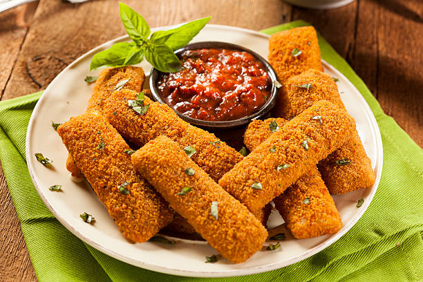 palitos de muçarela fritos caseiros - mozzarella stick appetizer fried - fotografias e filmes do acervo