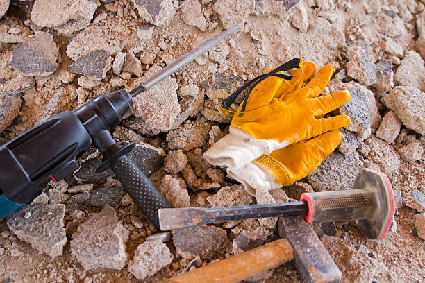 mano de herramientas de construcción - work tool chisel wood mallet fotografías e imágenes de stock