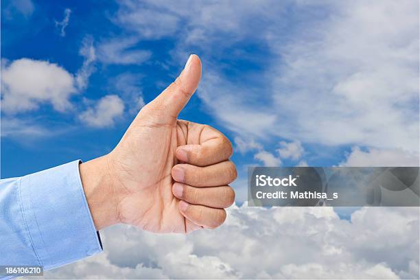 Biznesmen Rękę Z Kciuk W Górę W Pochmurne Niebo Niebieskie - zdjęcia stockowe i więcej obrazów Aspiracje