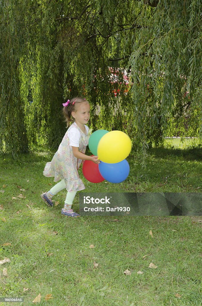 Piccola ragazza con veduta aerea del palloncino - Foto stock royalty-free di Adulto