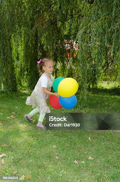 Piccola Ragazza Con Veduta Aerea Del Palloncino - Fotografie stock e altre immagini di Adulto - Adulto, Albero, Allegro