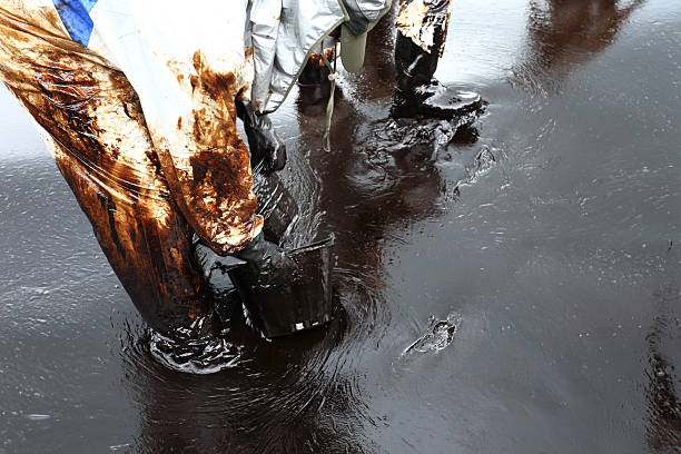 istock clean up Crude oil stain 186107822