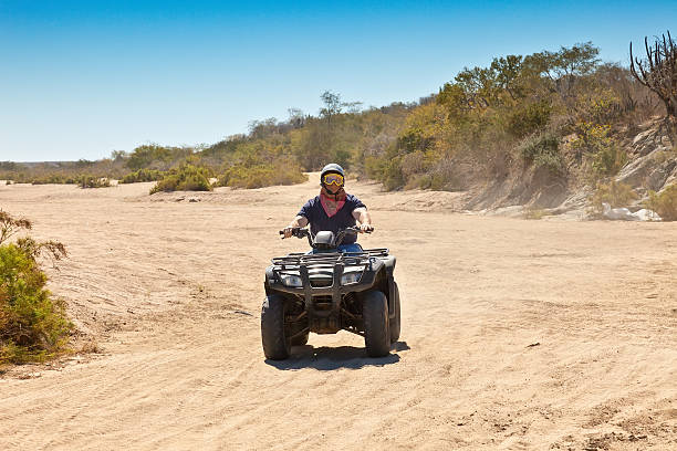 atv à mexico - off road vehicle quadbike desert dirt road photos et images de collection