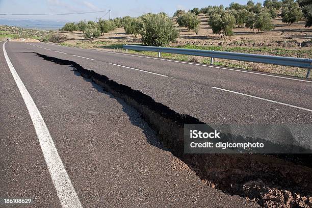 Asphaltstraße Mit Riss Verursacht Durch Erdrutsche Stockfoto und mehr Bilder von Erdbeben