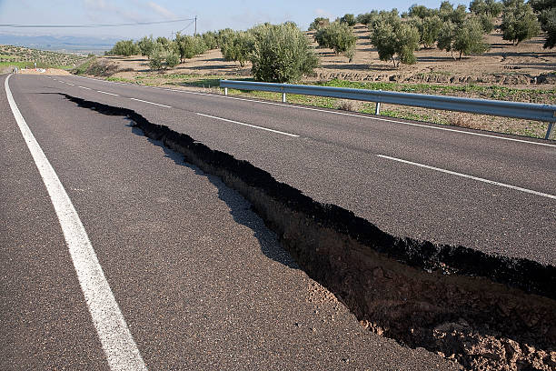 アスファルトの道では、クラックによって地滑り/土砂崩れ - sink hole ストックフォトと画像