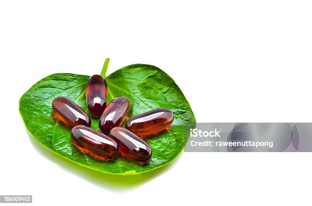 Pillola Disteso Su Un Green Leaf - Fotografie stock e altre immagini di Acido acetilsalicilico - Acido acetilsalicilico, Antibiotico, Antidolorifico