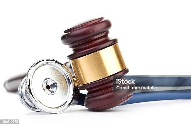 Brown Martelo De Juiz E Um Estetoscópio Médico - Fotografias de stock e mais imagens de Advogado - Advogado, Autoridade, Castanho