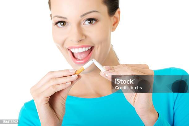 Atractiva Mujer Con Rotura De Cigarrillos Foto de stock y más banco de imágenes de Adicción - Adicción, Adulto, Adulto joven
