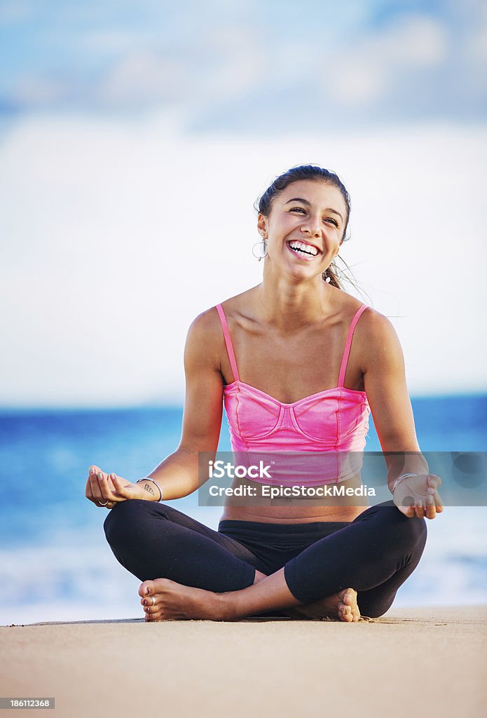 Donna praticare yoga al tramonto - Foto stock royalty-free di Adulto