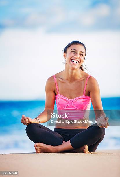 Donna Praticare Yoga Al Tramonto - Fotografie stock e altre immagini di Adulto - Adulto, Ambientazione esterna, Ambientazione tranquilla