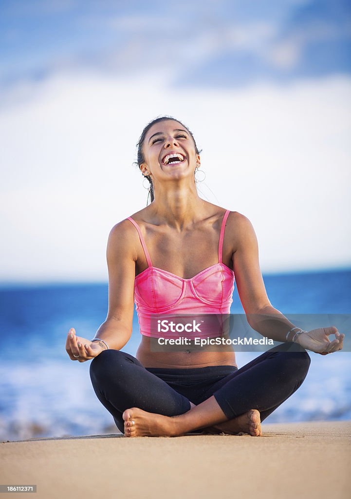 Femme pratiquant yoga au coucher du soleil - Photo de Activité de loisirs libre de droits