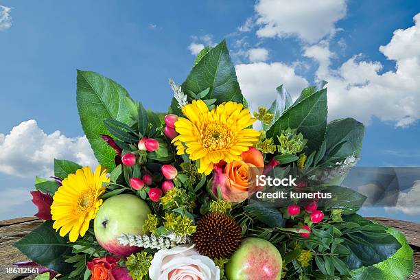 Bouquet Com Outono Decoração De Mesa De Madeira E Céu Azul - Fotografias de stock e mais imagens de Amarelo