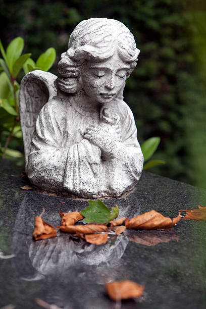 istock Angel on a tombstone 186112562