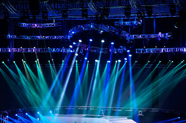 wektor etapie reflektor z promieniami lasera - laser nightclub performance illuminated zdjęcia i obrazy z banku zdjęć