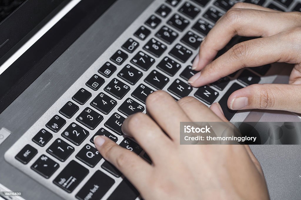 비즈니스 여자 클로즈업 노트북에서 타이핑하는 컴퓨터 - 로열티 프리 근거리 초점 스톡 사진