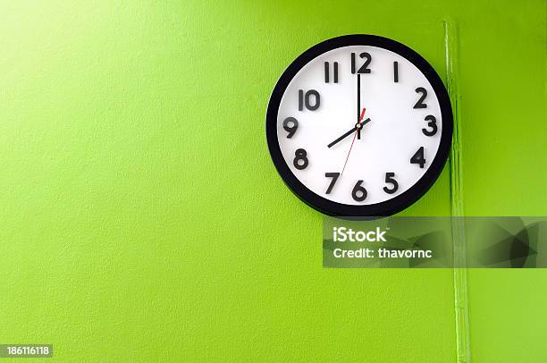 Zegar Z 8 Oclock Na Zielony Ściana - zdjęcia stockowe i więcej obrazów 20-24 lata - 20-24 lata, Białe tło, Biały