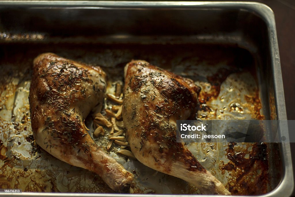 Pollo las piernas del horno - Foto de stock de Pollo al ajillo libre de derechos